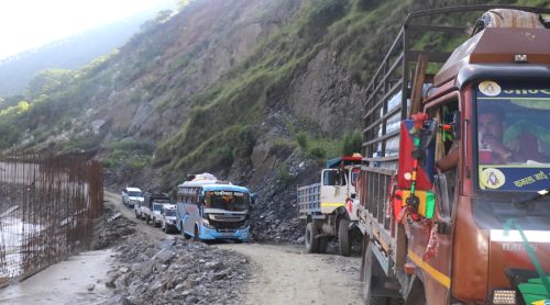 बीपी राजमार्गमा पुनर्निर्मित सडकबाटै आवागमन, दशैंमा थप सहज