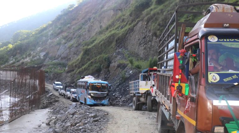 बीपी राजमार्गमा पुनर्निर्मित सडकबाटै आवागमन, दशैंमा थप सहज