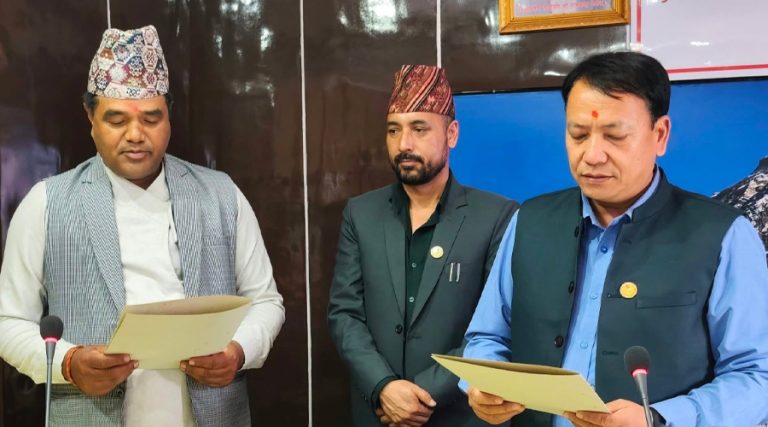 बागमती प्रदेश योजना आयोगका नवनियुक्त उपाध्यक्ष र सदस्यले लिए शपथ