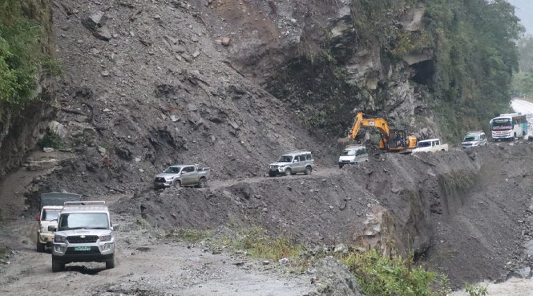 क्षतिग्रस्त बेनी–जोमसोम सडक खण्डमा अस्थायी मार्ग निर्माण