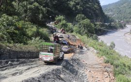भसभसेमा सडक भासिदा यातायात सञ्चालनमा समस्या