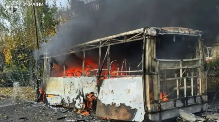 युक्रेनमा बसलाई लक्षित गरी रुसी आक्रमण, कम्तीमा ३० जनाको मृत्यु