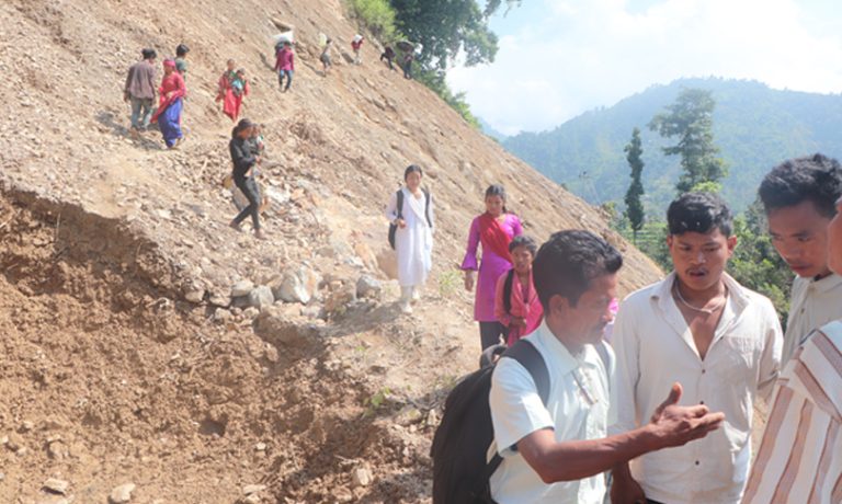 पहिरोले अवरुद्ध चेपाङ मार्ग आंशिक सञ्चालन