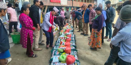 दशैंका लागि छथरका ८६ विपन्न परिवारलाई खाद्यान्न वितरण