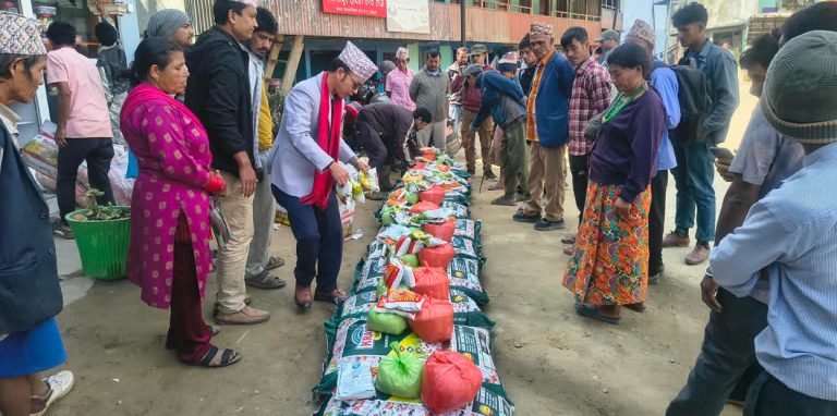दशैंका लागि छथरका ८६ विपन्न परिवारलाई खाद्यान्न वितरण