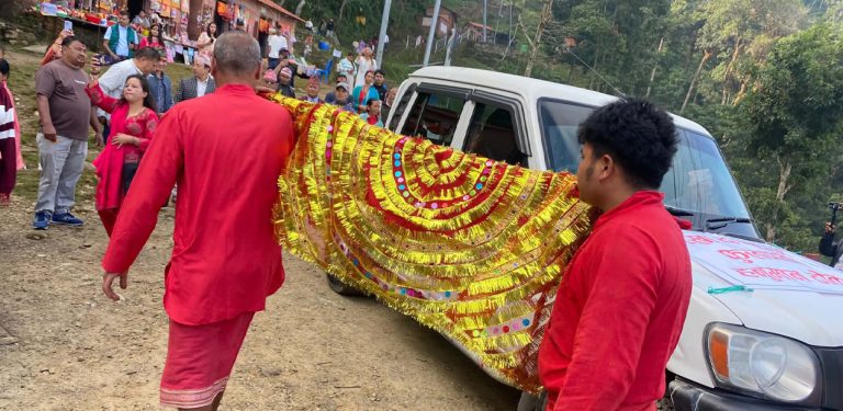 गोरखा दरबारको फूलपाती काठमाडौंको हनुमानढोका पठाइयो