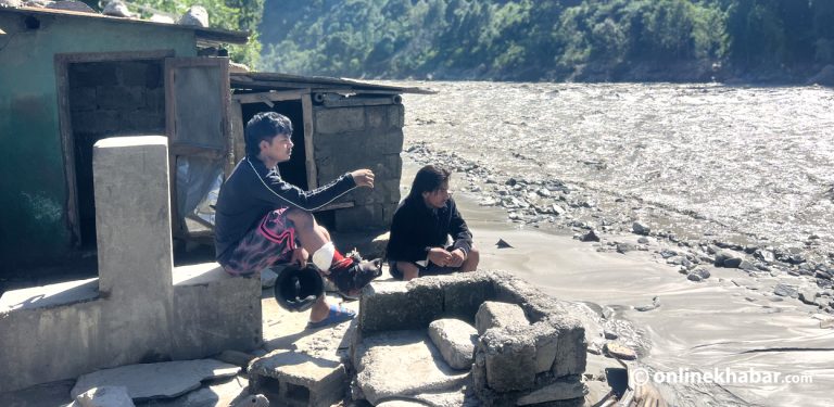 कालीगण्डकीले सोहोरेको घरजग्गा हेर्दै भक्कानिन्छन् फर्सेवासी (फोटो फिचर)