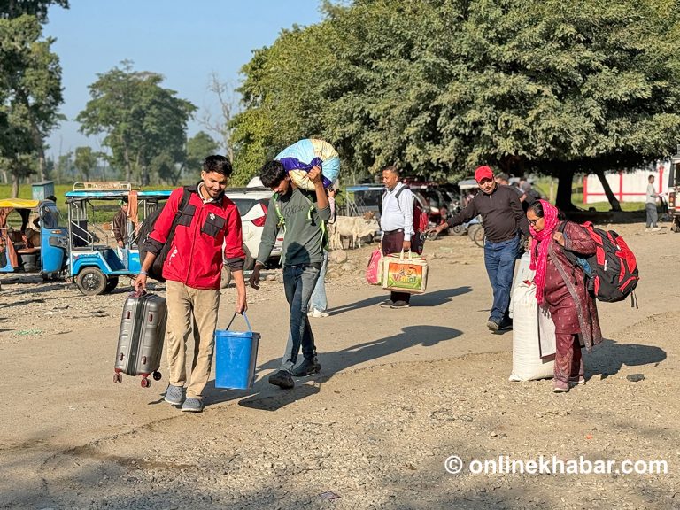 दसैंको खुसी बोकेर घर फिर्ती (तस्वीरहरू)