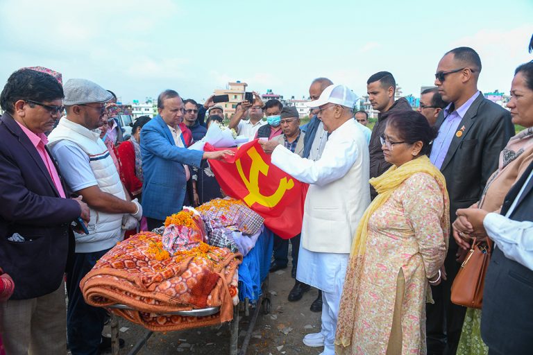 वामपन्थी नेता बस्नेतको पार्थिव शरीरमा ओलीले ओढाए पार्टीको झण्डा