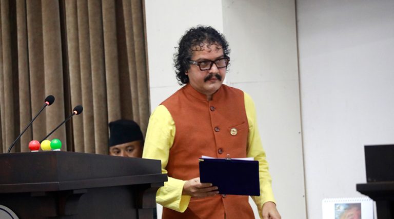 संवैधानिक निकायका पदाधिकारीको सेवासम्बन्धी विधेयकको प्रतिवेदन प्रतिनिधिसभामा पेश