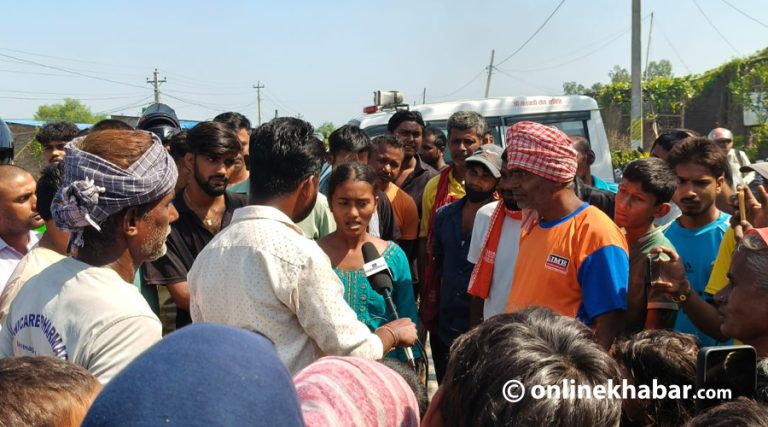 ‎साइकलयात्रीको मृत्युपछि आक्रोशित आफन्तद्वारा सप्तरीमा हुलाकी सडक अवरुद्ध