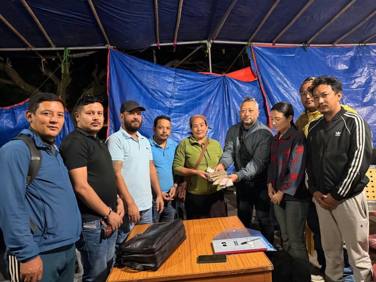 रसुवा बाढीपीडितलाई ठमेलका रात्रिकालीन मनोरञ्जन व्यवसायीको सहयोग