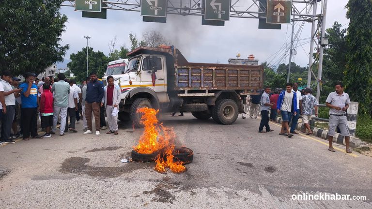 कटारीमा टिपर व्यवसायीको प्रदर्शन, मदन भण्डारी राजमार्ग अवरुद्ध