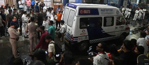 कोलकाताको दुर्गा पूजास्थलमा १९ जनाको ज्यान जाने गरी कसरी भयो भागदौड ?