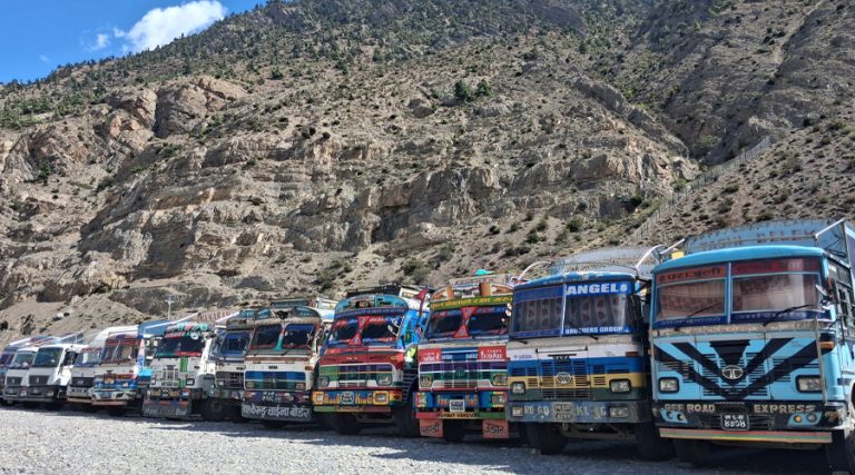 लेतेदेखि कोरलासम्म रोकिएका छन् पाँच सय बढी कन्टेनर