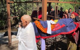 भोटेकोशी बाढीमा बेपत्ता प्रहरी जवानको दुई महिनापछि कुशको शव बनाएर अन्त्येष्टि