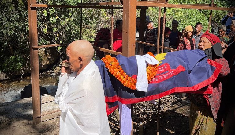 भोटेकोशी बाढीमा बेपत्ता प्रहरी जवानको दुई महिनापछि कुशको शव बनाएर अन्त्येष्टि