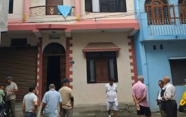 बैंकले लिलाम गरेको घरमा टोलवासीले भित्र्याए पूर्व घरधनीलाई