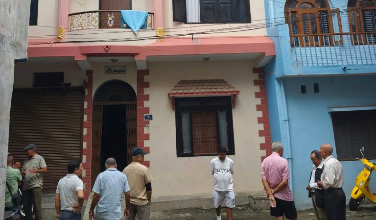 बैंकले लिलाम गरेको घरमा टोलवासीले भित्र्याए पूर्व घरधनीलाई