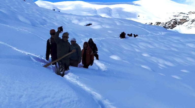 लिमी उपत्यकामा हिमपात, नाका अवरुद्ध हुँदा खाद्यान्न संकट