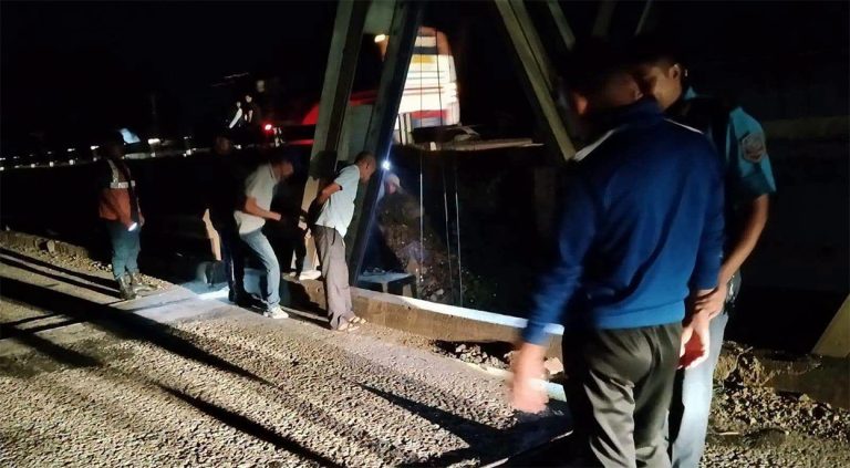 नवलपुरको प्रगतिनगर र कावासोतीको बीचमा पर्ने पुरानो पुलमा समस्या आएपछि नयाँ पुलबाट सवारी सञ्चालन