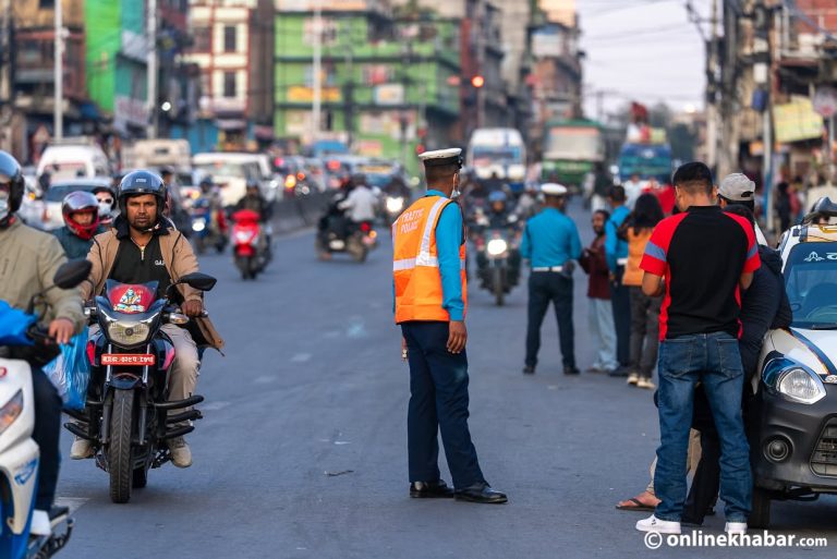काठमाडौंमा न्यून चलेका छन् सवारी तर सुनसान छैन (भिडियोसहित)