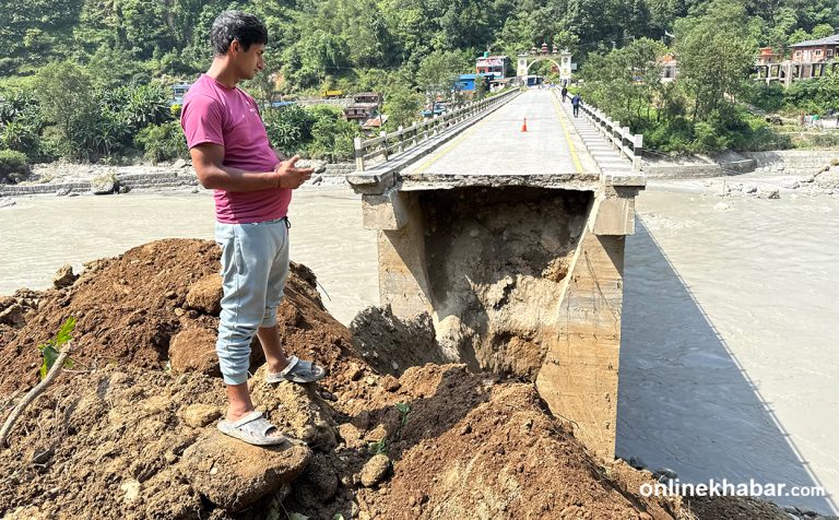 कालीको कटान र पहिरोले क्षतविक्षत, मालढुंगा पुल छेउको क्षतिले हजारौंलाई सास्ती