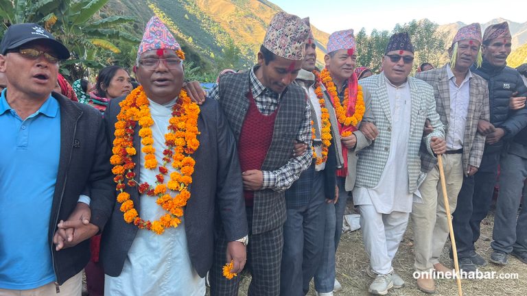 देउडा खेल्दै मुख्यमन्त्रीलाई स्थानीयको आग्रह- ‘खत्याडको विकास गर, पहिरोले बन्द सडक खोल’