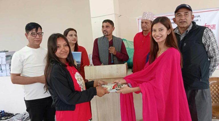मन्थलीमा १०२ छात्रालाई छात्रवृत्ति, दुई शिक्षक पुरस्कृत