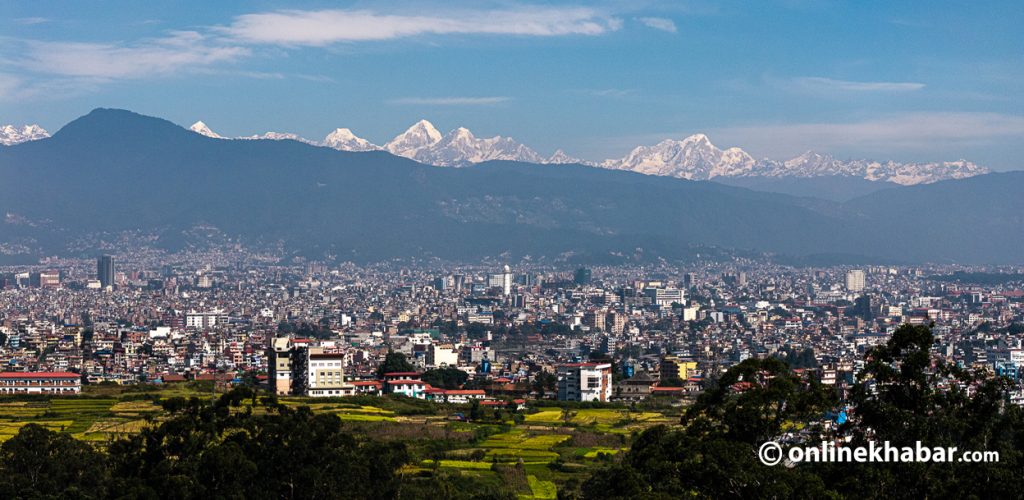 खुला काठमाडौंका आकाशमा मुस्कुराएका हिमाल (तस्वीरहरू)