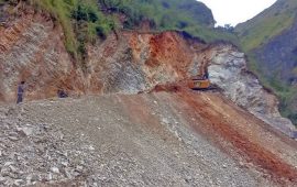 मुगुमा पहिरोले एक्स्काभेटरसहित चालक पुरिए, सहचालक घाइते