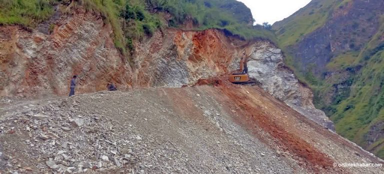 मुगुमा पहिरोले एक्स्काभेटरसहित चालक पुरिए, सहचालक घाइते