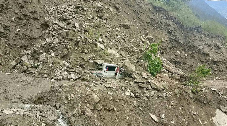 मुगुमा पहिरोले जिप पुरियो