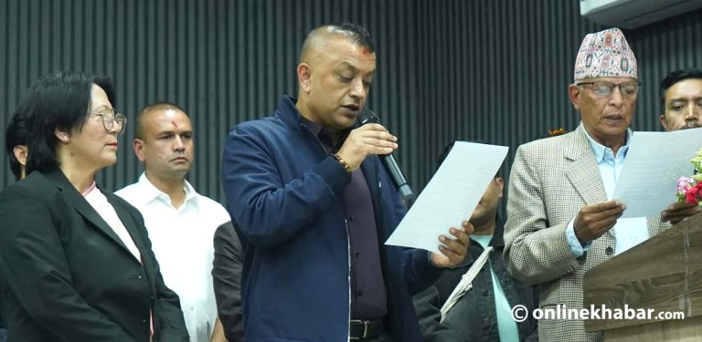 कांग्रेस सभापति गगन थापाले लिए शपथ