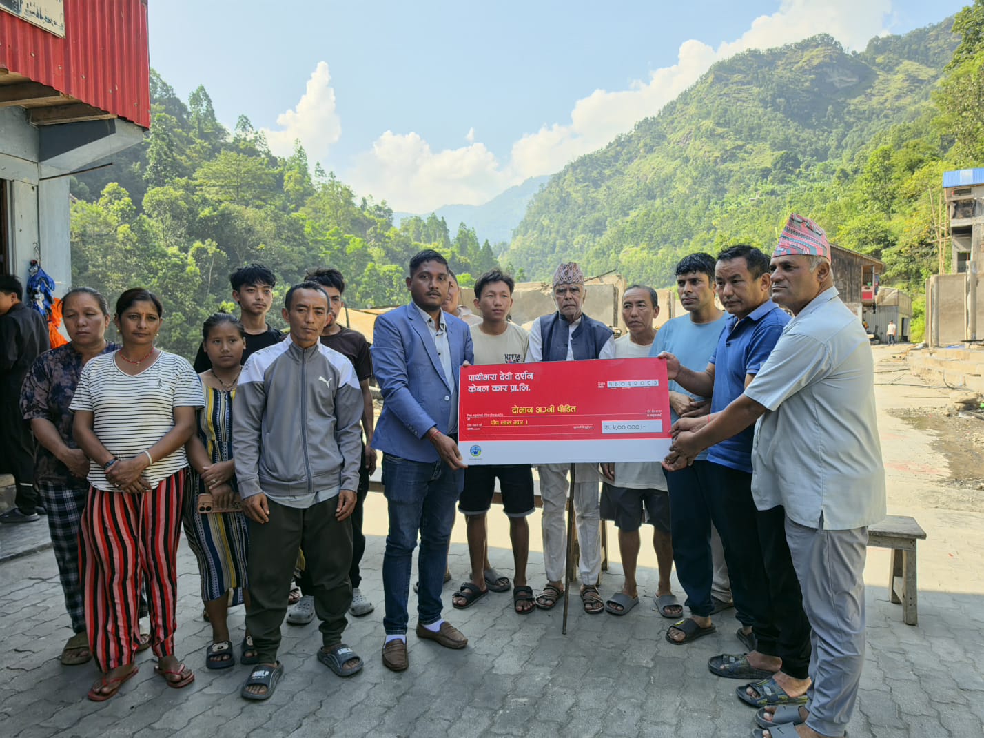 ताप्लेजुङ दोभान आगलागी पीडितलाई पाथीभरा देवी दर्शन केबुलकारको ५ लाख सहयोग