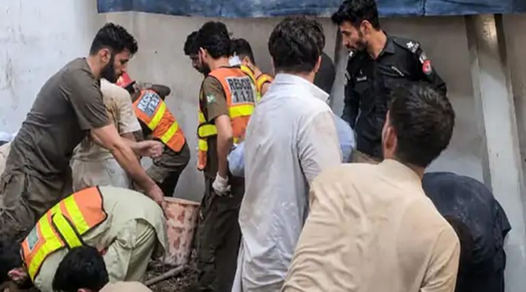 पाकिस्तानमा स्कुलको छाना खस्दा ३५ को मृत्यु, ४० भन्दा बढी घाइते