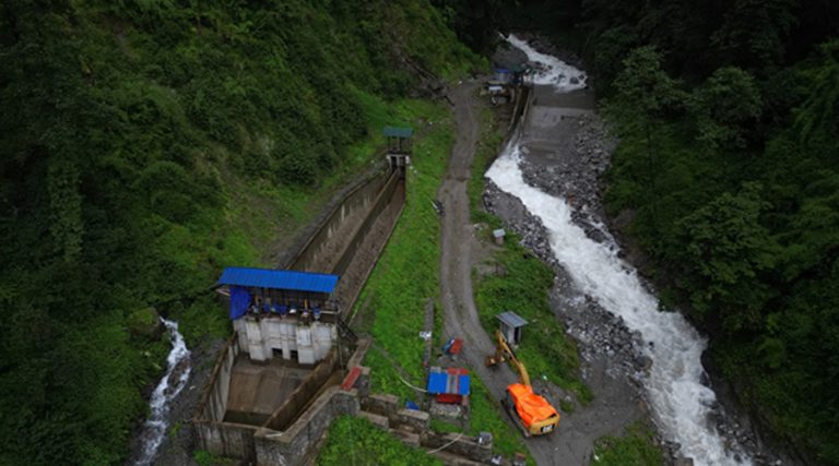 बाढीले रेलेखोला आयोजना बाँधमा क्षति, विद्युत् उत्पादन बन्द