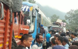 चितवनको धारापानीमा ट्रक, बस र माइक्रोबस ठोक्किए, ११ जना घाइते