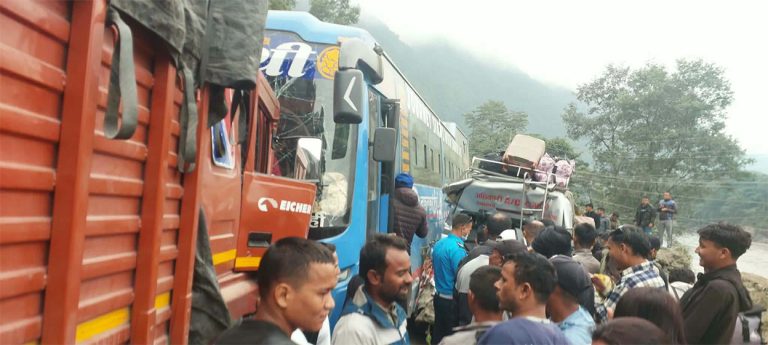 चितवनको धारापानीमा ट्रक, बस र माइक्रोबस ठोक्किए, ११ जना घाइते