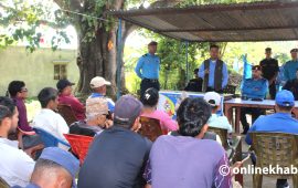 चालकसँग सवारी दुर्घटना नगराउने प्रतिबद्धता लिँदै प्रहरी