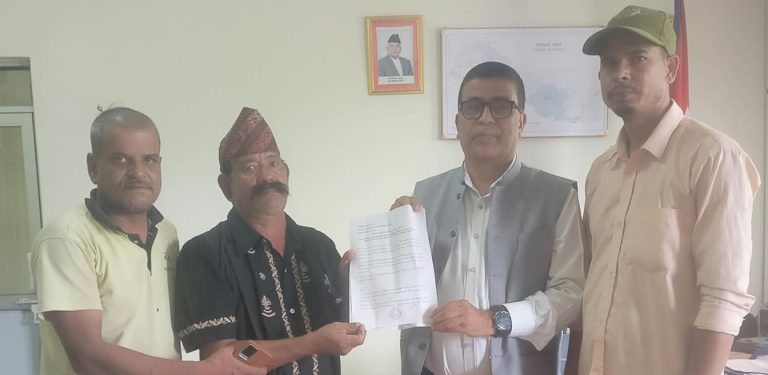 शुक्लाफाँटा निकुञ्ज पीडितले बुझाए सीडीओमार्फत प्रधानमन्त्रीलाई ज्ञापनपत्र