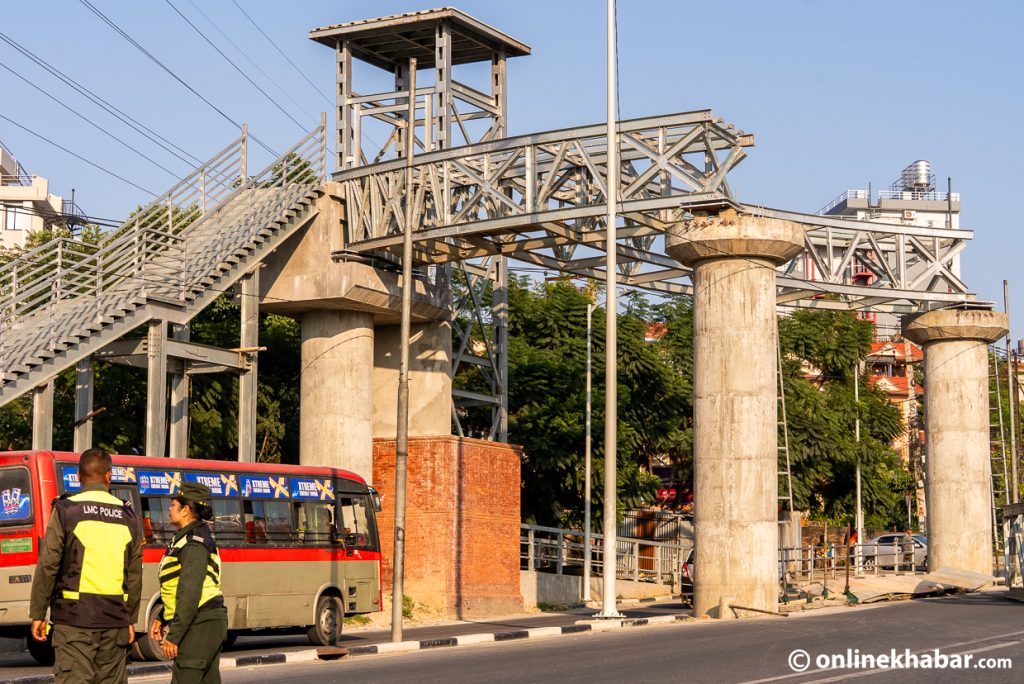 जहाँ बनिरहेको छ लिफ्टसहितको आकाशे पुल (तस्वीर/भिडियो)