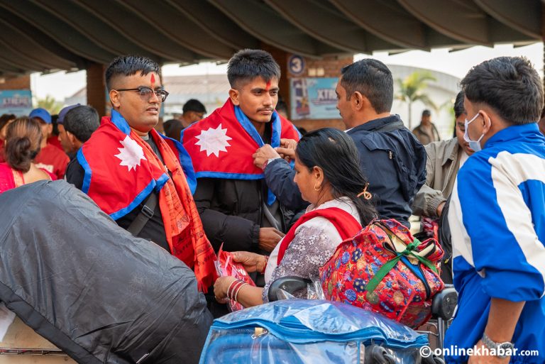 दसैंमा पनि रोकिएन रोजगारीका लागि विदेशिने युवाको लर्को
