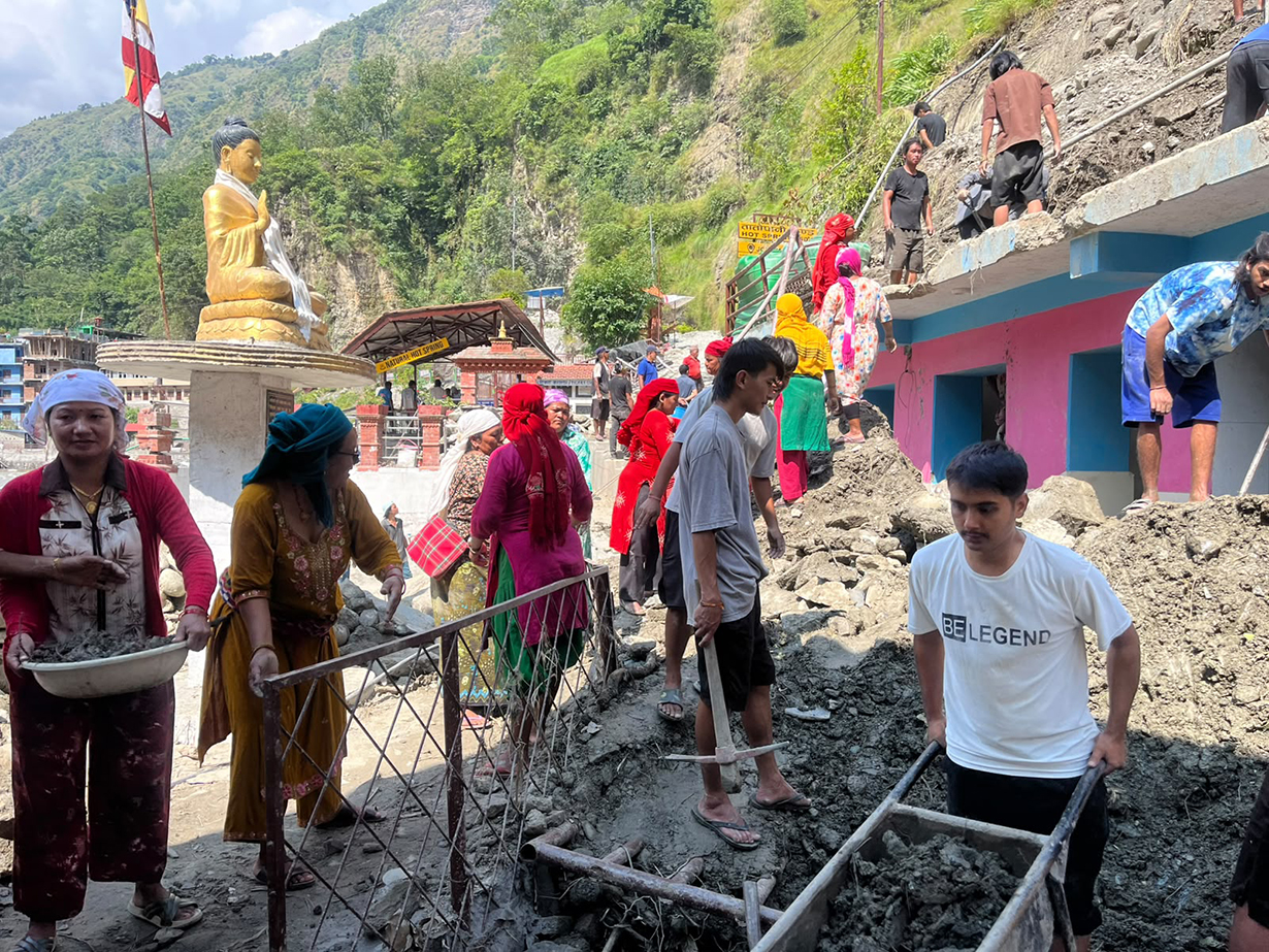 विपद्ले थलिएका बस्ती उठाउँदै म्याग्देली हात