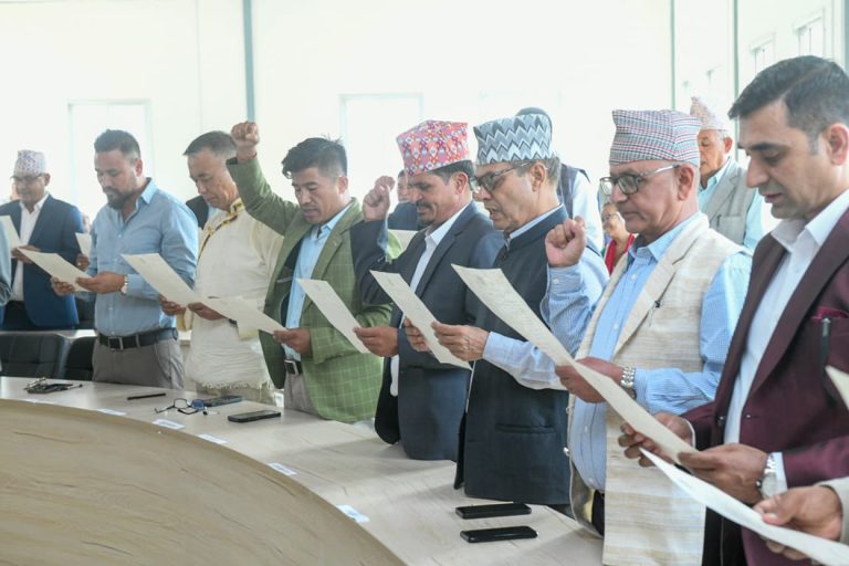 एमालेका मनोनीत केन्द्रीय सदस्यहरुले गरे शपथ ग्रहण