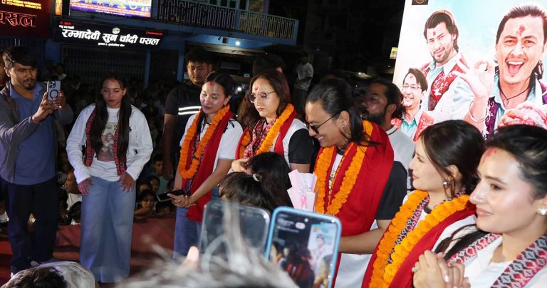 ‘आ बाट आमा २’ : दर्शकमाझ पुगेरै प्रचार गर्दै निर्माण टिम