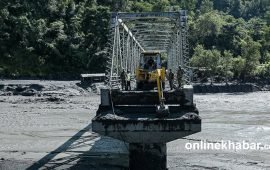 बूढीगण्डकी बाढी : आरूघाट–माछीखोला सडकको लेदो हटाइँदै, भोलिसम्म सडक खुलाउने तयारी