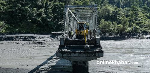 आरुघाटमा बाढीले भाँचेको पुलमा बेलिब्रिज राख्न सेनाले थाल्यो तयारी (तस्वीरहरू)