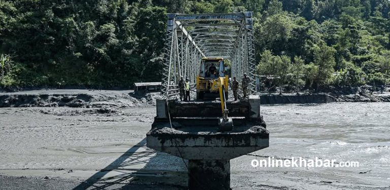 आरुघाटमा बाढीले भाँचेको पुलमा बेलिब्रिज राख्न सेनाले थाल्यो तयारी (तस्वीरहरू)