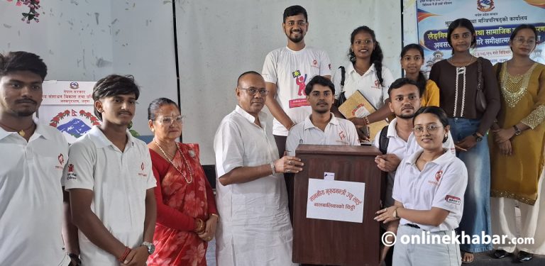 बालबालिकाका माग समेटिएको पत्र मुख्यमन्त्रीलाई हस्तान्तरण
